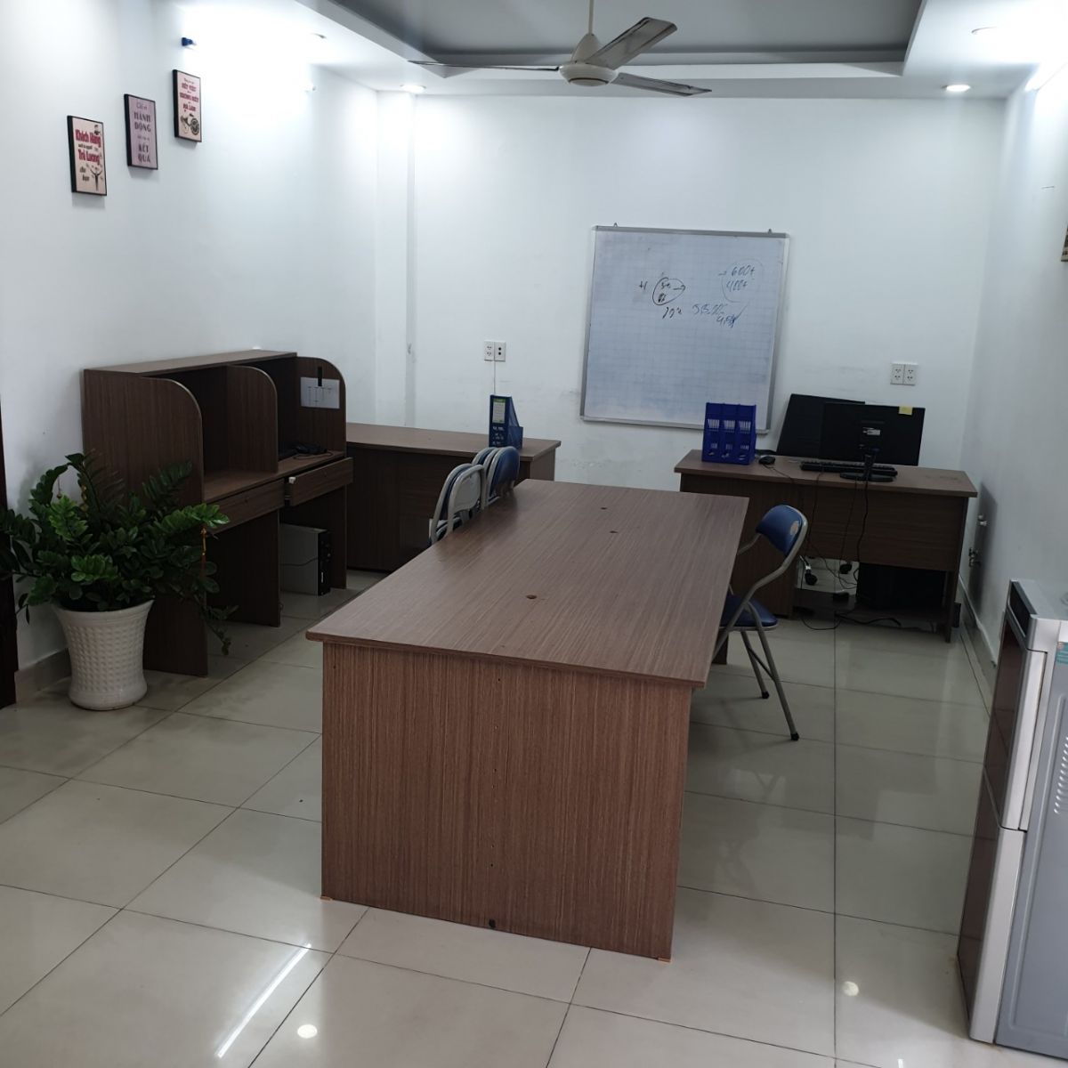 Dịch vụ thu mua bàn văn phòng cũ giá cao trọn gói