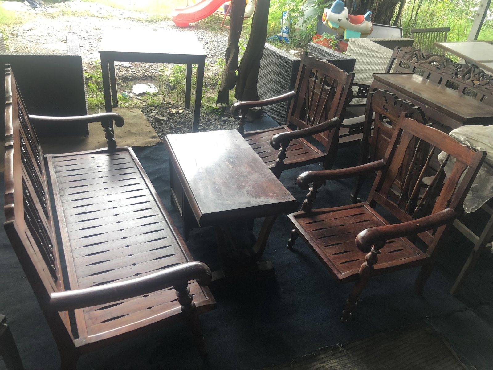 Các loại bàn và ghế xoay văn phòng được thu gom thanh lý