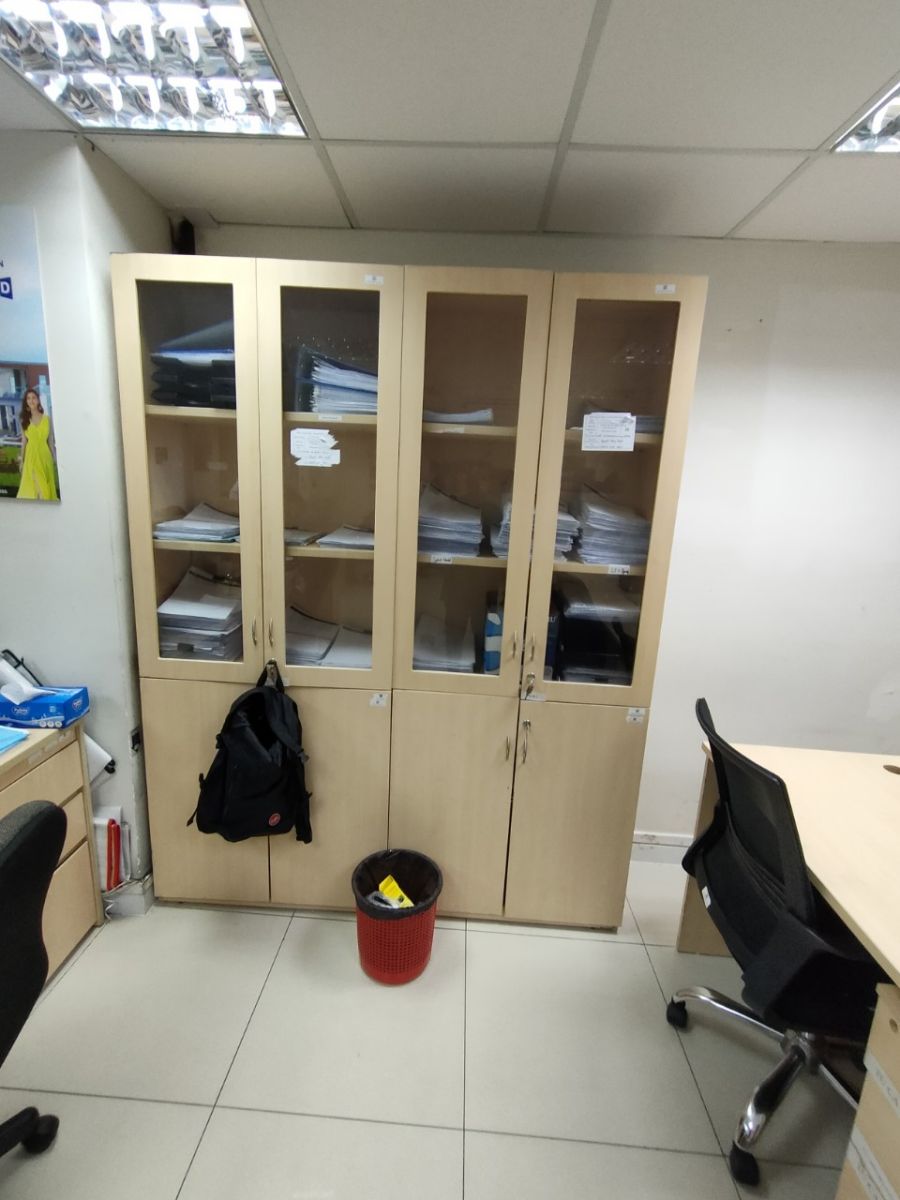 Nhân viên Nguyễn Tiến tháo dỡ vận chuyển tủ kệ văn phòng